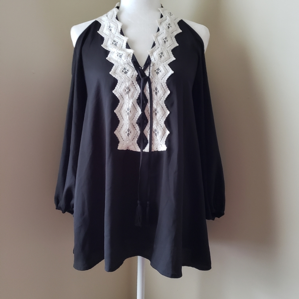 Love Scarlett black open-shoulder lace collar top